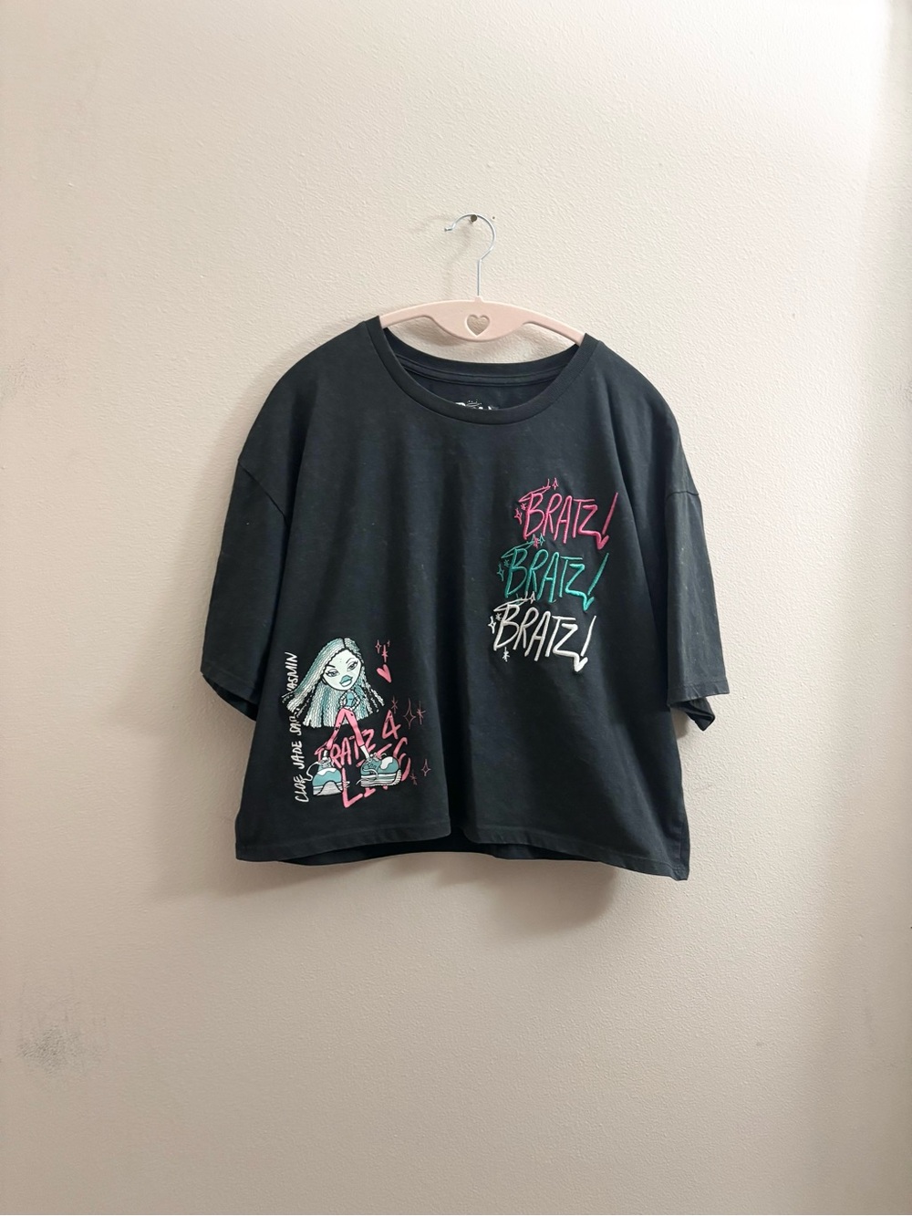 5/$15 🩷 MUST BUNDLE Bratz Black Graphic Crop Tee - Picture 2 of 4